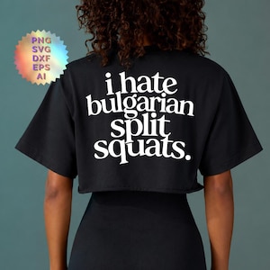Pode incluir: Uma t-shirt preta curta com o texto branco "i hate bulgarian split squats." impresso nas costas. A peça tem mangas curtas e uma bainha sem acabamento. Um pequeno emblema circular no canto superior esquerdo exibe "PNG SVG DXF EPS AI."