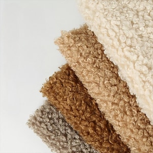 Tissu bouclé duveteux en fausse fourrure d'agneau, doux et moelleux, idéal pour la confection d'ours en peluche, de poupées et de jouets. Vendu au demi-mètre.