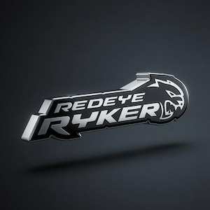 Può includere: Un emblema metallico con il testo REDEYE RYKER in grassetto color argento su sfondo nero. Il design include una grafica stilizzata della testa di una creatura sul lato destro, con una finitura lucida in rilievo e bordi smussati.