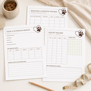 K&ouml;nnte beinhalten: Drei wei&szlig;e Papierb&ouml;gen mit gedruckten Haustier-Pflegeprotokollen mit den Titeln Behavior & Symptom Tracker, Food & Nutrition Profile und Weight Tracker. Jede Seite enth&auml;lt dunkelbraune Herz-Symbole mit Pfotenabdr&uuml;cken und Tabellen.