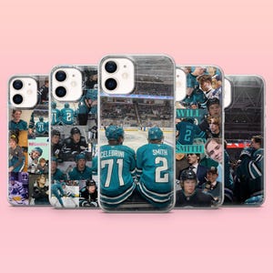 Könnte beinhalten: Eine Sammlung von fünf Smartphone-Hüllen mit Fotocollagen von Eishockeyspielern in türkisfarbenen und weißen Trikots. Die Designs zeigen Spielszenen, Porträts und Spieler in Trikots mit den aufgedruckten Namen CELEBRINI 71 und SMITH 2.