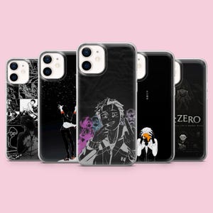 Könnte beinhalten: Fünf transparente Smartphone-Hüllen mit schwarz-weißen Illustrationen im Anime-Stil. Die Designs zeigen Manga-Panels, eine Figur, die nach Sternen greift, ein zentrales Porträt, eine Figur, die sich den Kopf hält, und den Re:Zero-Schriftzug.