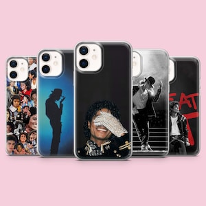 Könnte beinhalten: Fünf transparente Smartphone-Hüllen mit verschiedenen Fotodrucken von Michael Jackson. Die Designs umfassen eine Porträt-Collage, eine blaue Silhouette, eine Nahaufnahme mit Paillettenhandschuh, eine Schwarz-Weiß-Bühnenaufnahme und ein Porträt mit rotem Text.