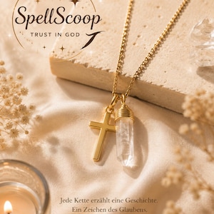 Könnte beinhalten: Eine goldfarbene Halskette mit zwei Anhängern: einem schlichten Kreuz und einem klaren, hexagonalen Kristall, der mit Golddraht umwickelt ist. Der Text SpellScoop TRUST IN GOD und Jede Kette erzählt eine Geschichte. Ein Zeichen des Glaubens. Ein Stück von dir. ist zu sehen.