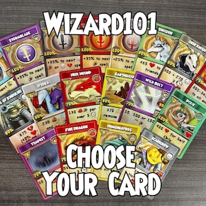 Peut inclure: Une collection de cartes à collectionner Wizard101 disposées en éventail, présentant diverses illustrations colorées de créatures et de sorts avec des étiquettes comme Tower Shield, Stormblade, Heck Hound et Meteor Strike, avec le texte CHOOSE YOUR CARD.