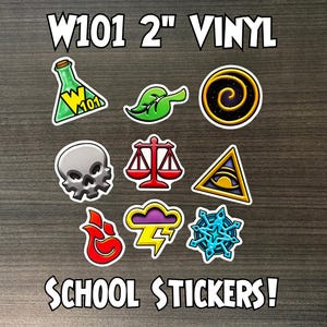 Peut inclure: Un ensemble de neuf autocollants en vinyle de 5 cm étiquetés W101 2" VINYL SCHOOL STICKERS! Les motifs incluent une fiole de potion verte, une feuille verte, une spirale dorée, un crâne gris, une balance rouge, un triangle jaune avec un œil, une flamme rouge, un nuage violet avec un éclair jaune et un flocon de neige bleu.