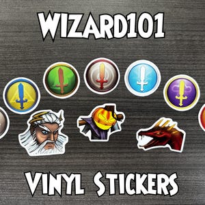 Peut inclure: Une collection d'autocollants en vinyle Wizard101 comprenant sept icônes circulaires avec des emblèmes d'épée de différentes couleurs, un personnage barbu avec un éclair, une figurine à tête de citrouille et une tête de dragon rouge.