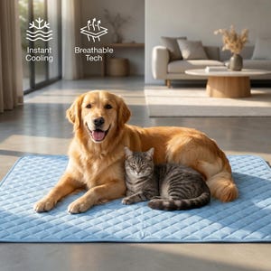 Peut inclure: Un tapis de refroidissement pour animaux de couleur bleu clair avec un motif en losanges matelassé. Le tapis présente des icônes blanches et le texte Instant Cooling et Breathable Tech. Un golden retriever et un chat tabby gris se reposent dessus.