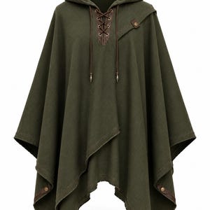 Può includere: Un poncho con cappuccio color verde oliva caratterizzato da una chiusura frontale con lacci marroni, occhielli in metallo e lunghi cordini. Il capo presenta finiture in similpelle marrone sullo scollo e sull'orlo, con bottoni a pressione in metallo.