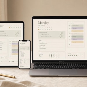 Könnte beinhalten: Ein Laptop, ein Tablet und ein Smartphone zeigen eine digitale Tagesplaner-Oberfläche mit dem Datum Montag, 20. Mai 2024. Das Layout umfasst eine Aufgabenliste, Zeitblöcke, Gewohnheitstracker und Symbole für die Wasseraufnahme in neutralen Farben.
