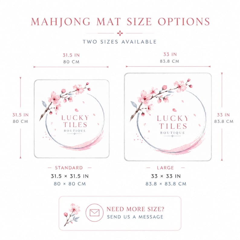 Puede incluir: Una gu&iacute;a de tama&ntilde;os para tapetes de Mahjong que muestra dos opciones cuadradas con gr&aacute;ficos de flores de cerezo y el texto Lucky Tiles Boutique. El tama&ntilde;o est&aacute;ndar es de 80 x 80 cm y el grande es de 83,8 x 83,8 cm. Un icono de mensaje invita a consultar.