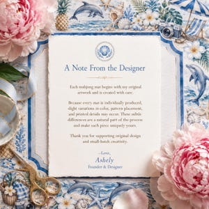 Peut inclure: Une note rectangulaire du designer imprim&eacute;e sur du papier blanc cass&eacute; aux bords effiloch&eacute;s. Le texte indique A Note From the Designer, suivi d'un message sur la production des tapis de mahjong, se terminant par Love, Ashely, Founder & Designer.