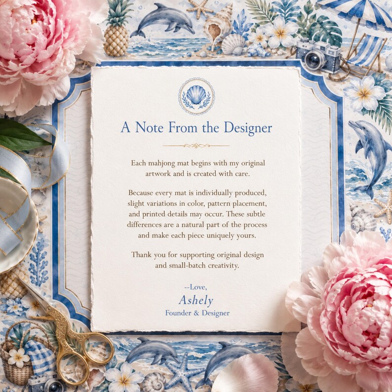 Peut inclure: Une note rectangulaire du designer imprim&eacute;e sur du papier blanc cass&eacute; aux bords effiloch&eacute;s. Le texte indique A Note From the Designer, suivi d'un message sur la production des tapis de mahjong, se terminant par Love, Ashely, Founder & Designer.