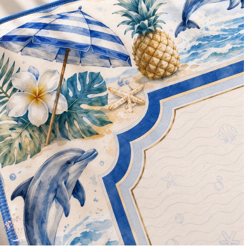 Peut inclure: Un tapis en tissu pr&eacute;sentant une sc&egrave;ne de plage &agrave; l'aquarelle avec un parasol ray&eacute; bleu et blanc, un ananas, une &eacute;toile de mer, une fleur de frangipanier blanche, des feuilles de monstera vertes et des dauphins bleus sur un fond cr&egrave;me.