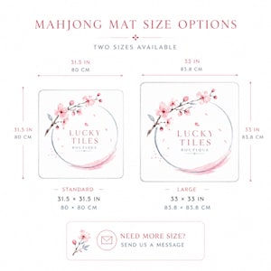 Peut inclure: Un guide des tailles de tapis de Mahjong pr&eacute;sentant deux options carr&eacute;es avec des motifs de fleurs de cerisier et le texte Lucky Tiles Boutique. La taille standard est de 80 x 80 cm et la grande taille est de 83,8 x 83,8 cm. Une ic&ocirc;ne invite &agrave; envoyer un message.