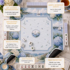 Puede incluir: Una alfombrilla de mahjong cuadrada con una escena costera en azul y blanco con veleros y flores de hortensia. La alfombrilla tiene una construcci&oacute;n de neopreno acolchado de 2 mm, una base negra antideslizante y es plegable. Incluye cuatro soportes.