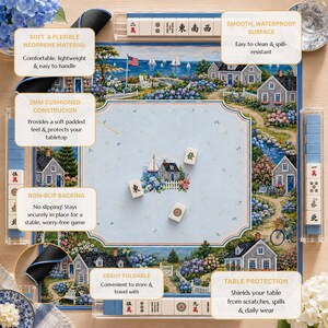 Puede incluir: Una alfombrilla de juego de mahjong cuadrada con una escena de caba&ntilde;a costera, hortensias azules, un velero y una bandera estadounidense. La alfombrilla tiene base antideslizante de neopreno, superficie acolchada de 2 mm y es plegable. Incluye cuatro soportes.