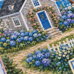 Puede incluir: Una ilustraci&oacute;n impresa de una casa de campo con tejas grises y una puerta de entrada azul brillante, rodeada de vibrantes arbustos de hortensias azules, flores trepadoras rosas y una valla blanca que bordea un camino de piedra hacia la entrada.