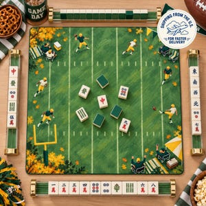 Puede incluir: Un juego de mahjong que incluye un tapete de juego verde con diseño de campo de fútbol, ilustraciones de jugadores y hojas de otoño. El set contiene cuatro soportes transparentes, fichas blancas con caracteres rojos y negros, y una portería amarilla.