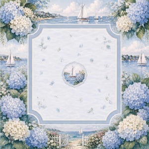 Puede incluir: Un panel de tela decorativo con una escena costera de veleros sobre agua azul, rodeado de racimos de flores de hortensia azul claro y blancas. Un medall&oacute;n circular central muestra un velero, enmarcado por un borde de color azul claro.