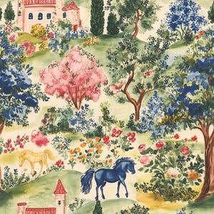 Puede incluir: Un patrón de tela que presenta un paisaje de acuarela con un fondo crema, colinas verdes, varios árboles en tonos verdes y azules, un gran árbol de flores rosas, un caballo amarillo claro, un caballo azul oscuro y edificios pequeños.