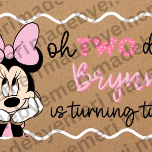 Pode incluir: Uma placa retangular com borda branca recortada em fundo marrom apresentando um rato de desenho animado com la&ccedil;o rosa e luvas brancas. O texto diz: oh TWO dles Brynn is turning two! Letras nas cores preta, rosa e branca.