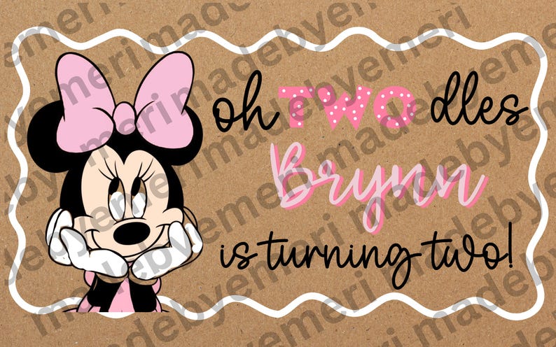 Pode incluir: Uma placa retangular com borda branca recortada em fundo marrom apresentando um rato de desenho animado com la&ccedil;o rosa e luvas brancas. O texto diz: oh TWO dles Brynn is turning two! Letras nas cores preta, rosa e branca.