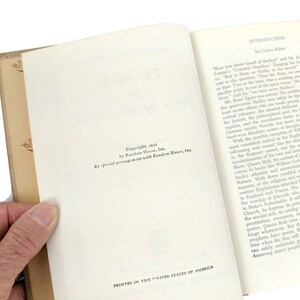 Pode incluir: Um close-up da p&aacute;gina de direitos autorais de um livro. O texto diz "Copyright, 1958 by Random House, Inc. By special arrangement with Random House, Inc." O livro foi impresso nos Estados Unidos da Am&eacute;rica.