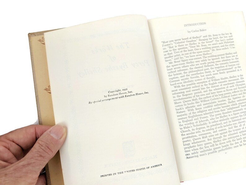 Pode incluir: Um close-up da p&aacute;gina de direitos autorais de um livro. O texto diz "Copyright, 1958 by Random House, Inc. By special arrangement with Random House, Inc." O livro foi impresso nos Estados Unidos da Am&eacute;rica.