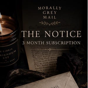 Puede incluir: Un set de suscripción de 3 meses de Morally Grey Mail que incluye un sobre color canela con un sello de cera rojo oscuro, una pluma estilográfica y una tarjeta informativa negra que detalla el servicio de una carta física mensual.