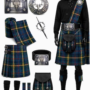 Könnte beinhalten: Ein komplettes schottisches Kilt-Outfit bestehend aus einem Kilt mit blau-grün-gelbem Schottenmuster, einem schwarzen Hemd, einer schwarzen Ledertasche mit Quasten, einem schwarzen Gürtel mit silberner Hirschschnalle, einer Schärpe, einer Kiltnadel und schwarzen Socken.