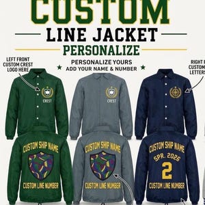Peut inclure: Vestes de ligne personnalisées en vert, gris et bleu marine avec boutons-pression, cols et poignets élastiques. L'avant présente un logo écusson, tandis que le dos affiche des noms de navires, numéros de ligne et dates en jaune avec des boucliers.