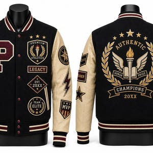 Op de afbeelding: Een zwart varsity-jack met crèmekleurige mouwen, voorzien van een grote bordeauxrode letter P op de borst, gestreepte boorden en talloze geborduurde patches, waaronder een fakkel, sterren en de tekst Premium Athletics, Legacy, Champions.