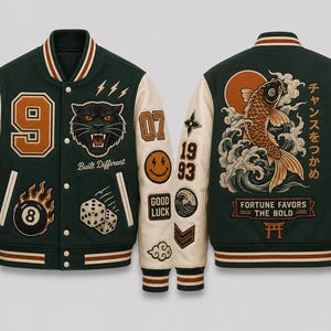 Könnte beinhalten: Eine dunkelgrüne Collegejacke mit cremefarbenen Ärmeln, verziert mit Aufnähern eines Panthers, der Zahl 9, Würfeln und einer 8-Ball-Kugel. Die Rückseite zeigt einen Koi-Karpfen, eine Sonne, Wellen, den Text "FORTUNE FAVORS THE BOLD" und japanische Schriftzeichen.