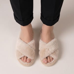 Pantoufles moelleuses à brides croisées, mules confortables à bout ouvert pour la détente, chaussures douces pour la chambre