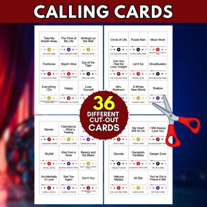 Puede incluir: Una hoja imprimible de 36 tarjetas recortables con t&iacute;tulos de canciones y referencias cinematogr&aacute;ficas. Cada tarjeta muestra una interfaz gr&aacute;fica de reproductor de m&uacute;sica con botones de reproducci&oacute;n. Unas tijeras de mango rojo est&aacute;n a la derecha.