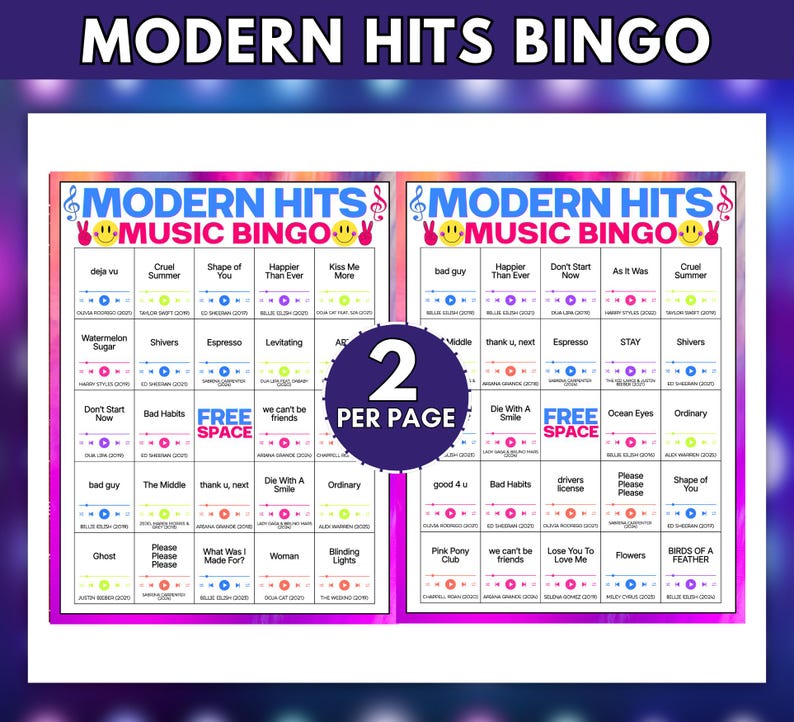 Op de afbeelding: Twee Modern Hits Music Bingo spelkaarten op &eacute;&eacute;n pagina, met een kleurrijke tie-dye rand. Elk raster bevat songtitels, artiestennamen, jaartallen en mediaspeler-iconen. Een centrale donkerpaarse cirkel toont de tekst 2 PER PAGE.