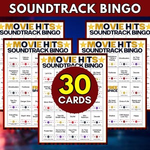 Puede incluir: Un conjunto de tarjetas de bingo Movie Hits Soundtrack con un dise&ntilde;o de cuadr&iacute;cula que incluye t&iacute;tulos de canciones, nombres de artistas y a&ntilde;os de pel&iacute;culas. Un gr&aacute;fico circular rojo en el centro muestra el texto 30 CARDS en amarillo y blanco.