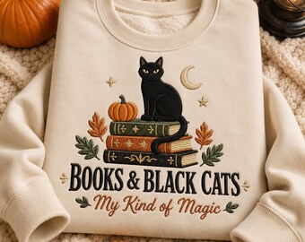 Könnte beinhalten: Ein cremefarbenes Sweatshirt mit Rundhalsausschnitt und einer Stickerei, die eine schwarze Katze auf einem Stapel aus drei Büchern zeigt. Das Motiv enthält einen Kürbis, Herbstblätter, eine Mondsichel, Sterne und den Text "BOOKS & BLACK CATS My Kind of Magic".