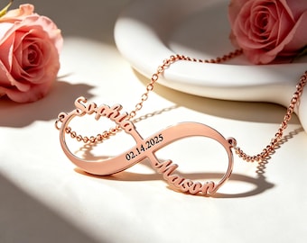 Collar con colgante de infinito personalizado con dos nombres y fecha grabada en oro rosa. Regalo ideal para parejas.