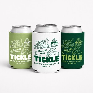 Op de afbeelding: Drie cilindrische schuimrubber blikkoelers in lichtgroen, wit en donkergroen. Elk exemplaar toont een afbeelding van een augurk met een zonnebril en de tekst "LAST PICKLE She will ever TICKLE" en "EMMA'S BACHELORETTE MIAMI, FL" in donkergroene letters.