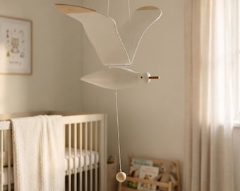 Handgefertigtes Mobile aus Holz mit fliegendem Vogel | Fliegende Möwe als Deko fürs Kinderzimmer | Minimalistische maritime Spielzimmerdekoration | Hängender Vogel für die Babyparty