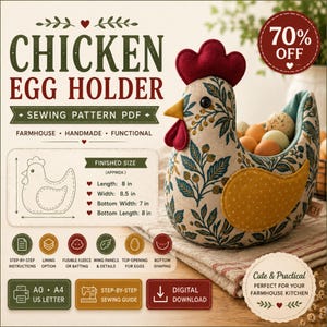 Puede incluir: Un patrón de costura digital en PDF para un soporte de huevos con forma de gallina. La imagen muestra el texto CHICKEN EGG HOLDER, 70% OFF, y dimensiones finales de 20,32 cm de largo, 21,59 cm de ancho, 17,78 cm de base y 20,32 cm de largo base.