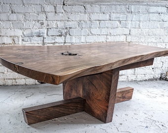 Mesa de centro artesanal de nogal con borde natural, procedente de árboles recuperados de origen local del noroeste del Pacífico.