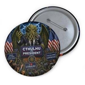 Peut inclure: Un badge rond à épingle illustrant Cthulhu en costume derrière un pupitre avec le texte CTHULHU FOR PRESIDENT, MAKE R'LYEH GREAT AGAIN, THE OLD ONES APPROVE et I HEART CTHULHU, entouré de drapeaux américains et d'éclairs.