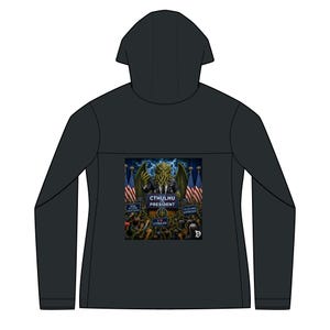 Peut inclure: Un sweat à capuche noir avec une impression graphique au dos. Le motif représente une figure de Cthulhu en costume avec des drapeaux américains et le texte Cthulhu for President, Make R'lyeh Great Again et The Old Ones Approve.