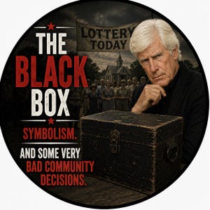 Puede incluir: Un gráfico circular que muestra una caja de madera negra desgastada con un cierre de metal. El texto dice: THE BLACK BOX, SYMBOLISM. AND SOME VERY BAD COMMUNITY DECISIONS. Un hombre de pelo blanco apoya la barbilla en su mano junto a la caja, con una multitud y una pancarta que dice LOTTERY TODAY al fondo.