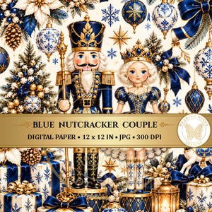 Pode incluir: Um design de papel digital com um casal de quebra-nozes em uniformes azul e dourado, rodeados por enfeites de Natal, pinheiros, poinsétias e presentes. O texto diz BLUE NUTCRACKER COUPLE DIGITAL PAPER 12 x 12 IN JPG 300 DPI.