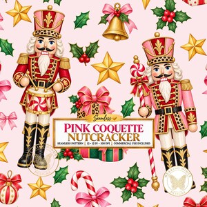 Può includere: Un motivo continuo con due schiaccianoci in uniformi rosa e rosse, uno che suona un tamburo e l'altro che tiene un bastoncino di zucchero. Il design include stelle dorate, bacche di agrifoglio, fiocchi rosa e bastoncini di zucchero su sfondo rosa.