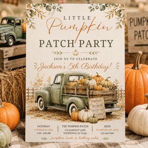 Könnte beinhalten: Eine Geburtstagseinladungskarte mit dem Titel Little Pumpkin Patch Party für Jacksons 5. Geburtstag. Das Design zeigt einen alten grünen Pickup voller Kürbisse, Herbstblätter und ein Schild mit der Aufschrift Pumpkins, Hay Rides, Good Times, Cider.
